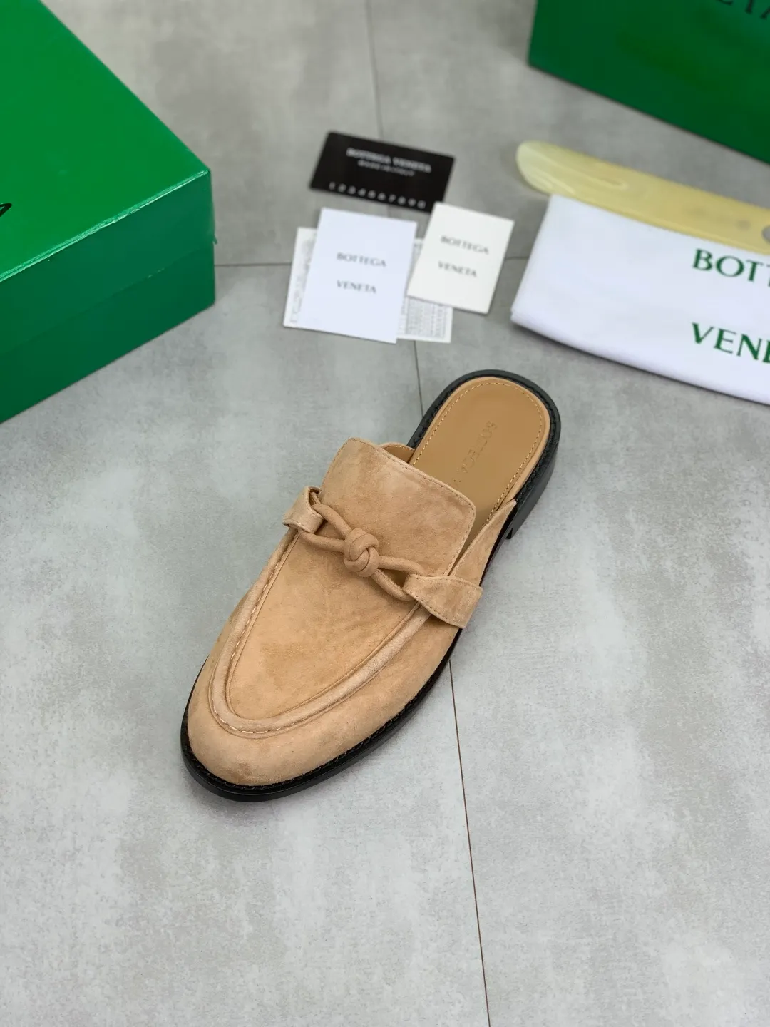 Men's shoes 💰P800 [New model] (genuine leather outsole) water-dyed cow lining 💰High-quality business couple half-slip leather shoes 💎💎💎 BOTTEGA VENETA official website synchronizes the latest top version of BV in the market, accepts material comparison, shoe type comparison, process comparison, practical and textured, versatile and suitable for any occasion, the more you look at it, the more flavorful it becomes. Purely hand-knitted craftsmanship - Upper material, calfskin imported from Italy 🇮🇹 - High-quality water-dyed cowhide lining - Original private model customized leather outsole -Size: Female 35-39 (40 ordered) Male 39-44 (38 45 can be customized) Color: Multiple colors available